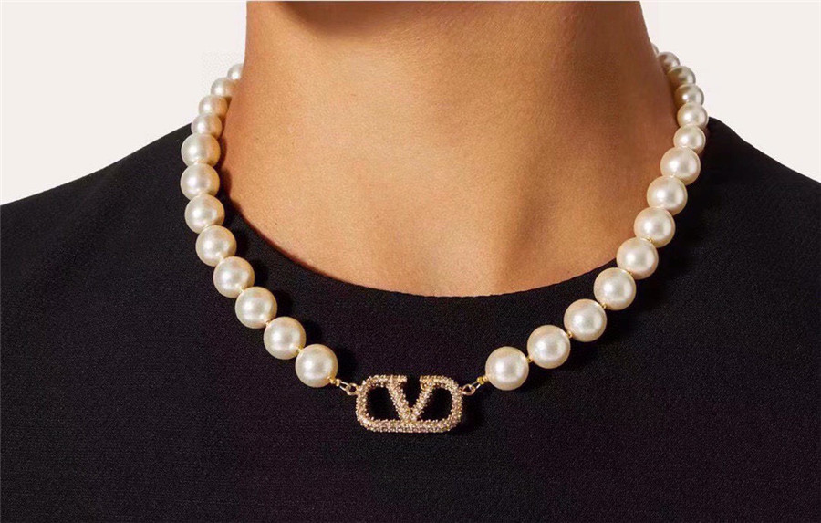 Va1e*ntin0 logo necklace