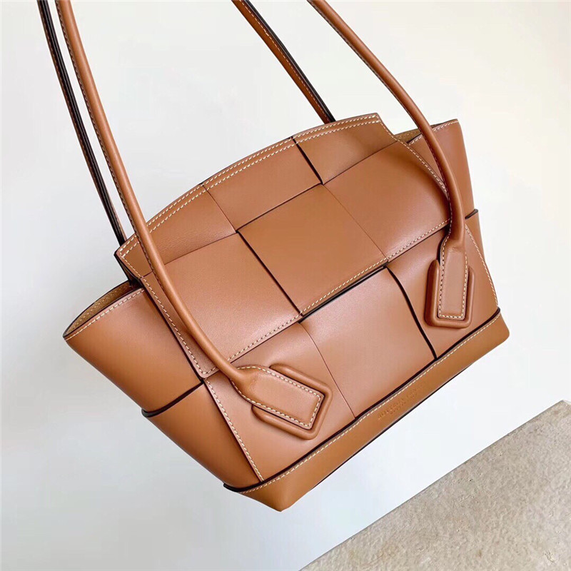 b0tt*ga Ven*ta arco 33 bag brown