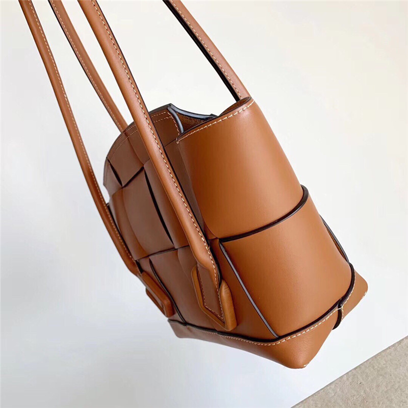 b0tt*ga Ven*ta arco 33 bag brown