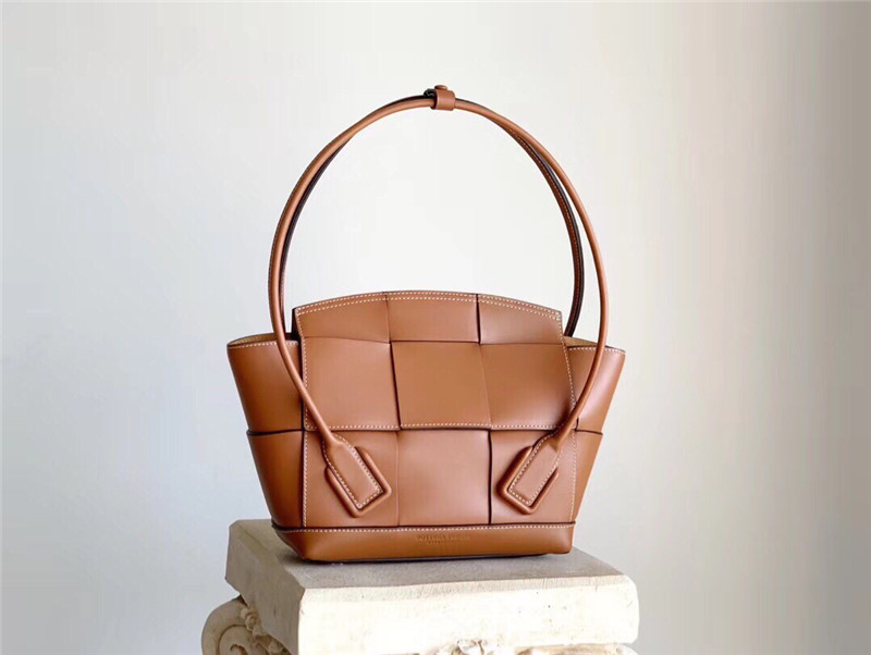 b0tt*ga Ven*ta arco 33 bag brown