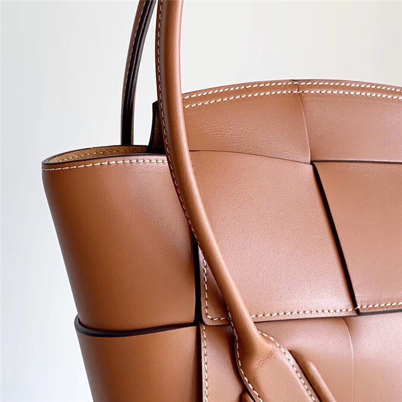 b0tt*ga Ven*ta arco 33 bag brown