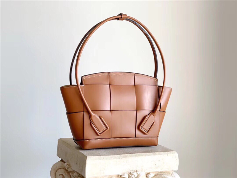 b0tt*ga Ven*ta arco 33 bag brown