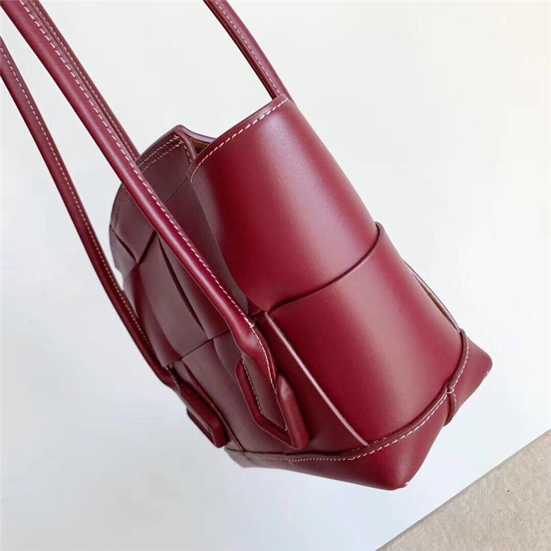 b0tt*ga Ven*ta arco 33 bag wine red