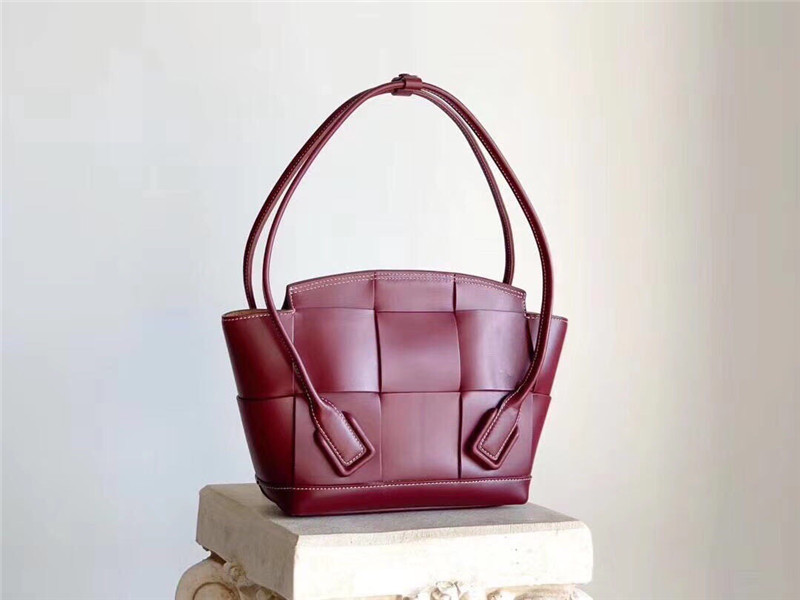 b0tt*ga Ven*ta arco 33 bag wine red