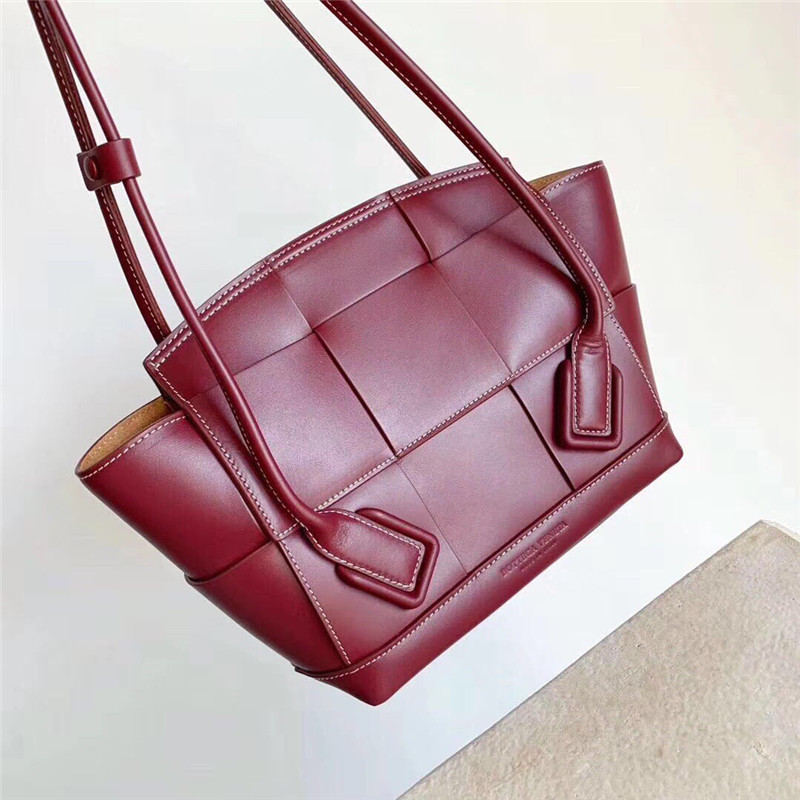 b0tt*ga Ven*ta arco 33 bag wine red
