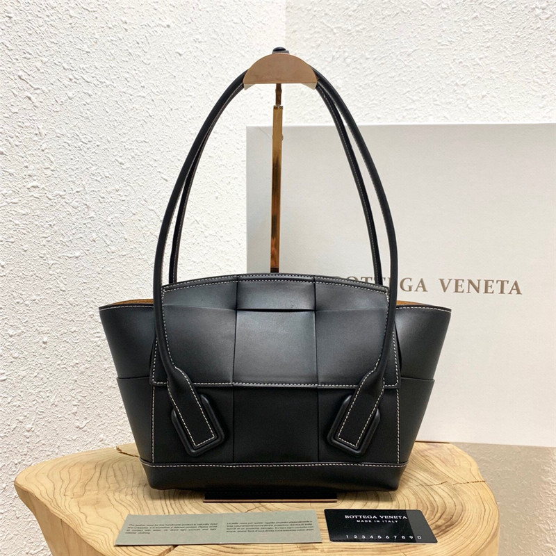 b0tt*ga Ven*ta black calfskin arco tote bag