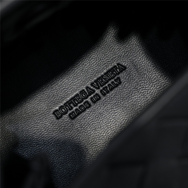 b0tt*ga Ven*ta parachute leather shoulder bag