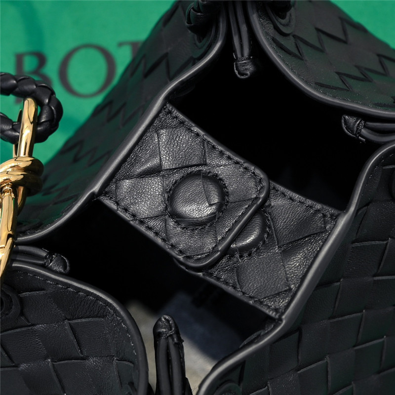 b0tt*ga Ven*ta parachute leather shoulder bag