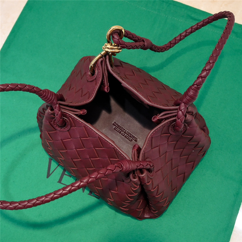 b0tt*ga Ven*ta parachute leather shoulder bag