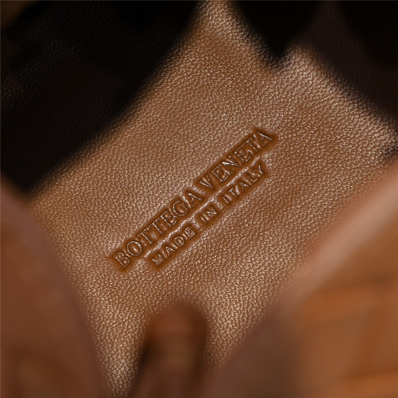 b0tt*ga Ven*ta parachute leather shoulder bag