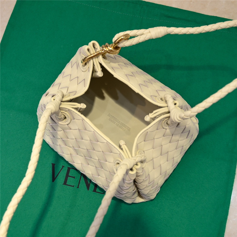 b0tt*ga Ven*ta parachute leather shoulder bag