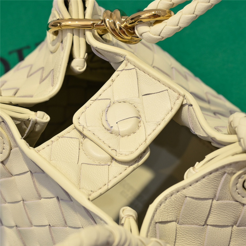 b0tt*ga Ven*ta parachute leather shoulder bag