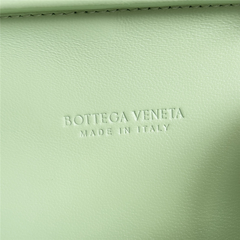 b0tt*ga Ven*ta green knot clutch bag