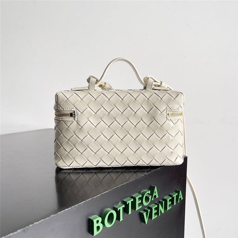 b0tt*ga Ven*ta woven zip crossbody bag