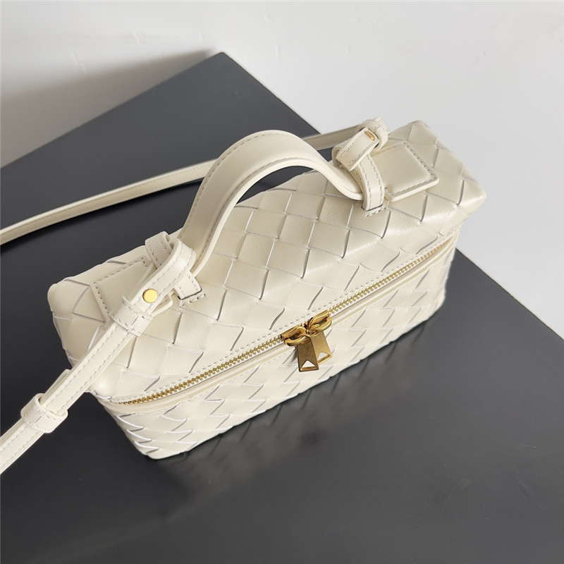 b0tt*ga Ven*ta woven zip crossbody bag