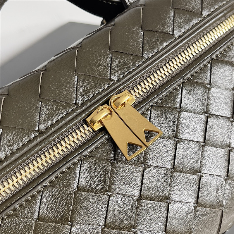 b0tt*ga Ven*ta woven zip crossbody bag