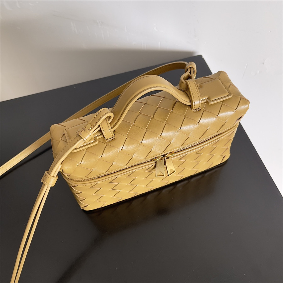 b0tt*ga Ven*ta woven zip crossbody bag