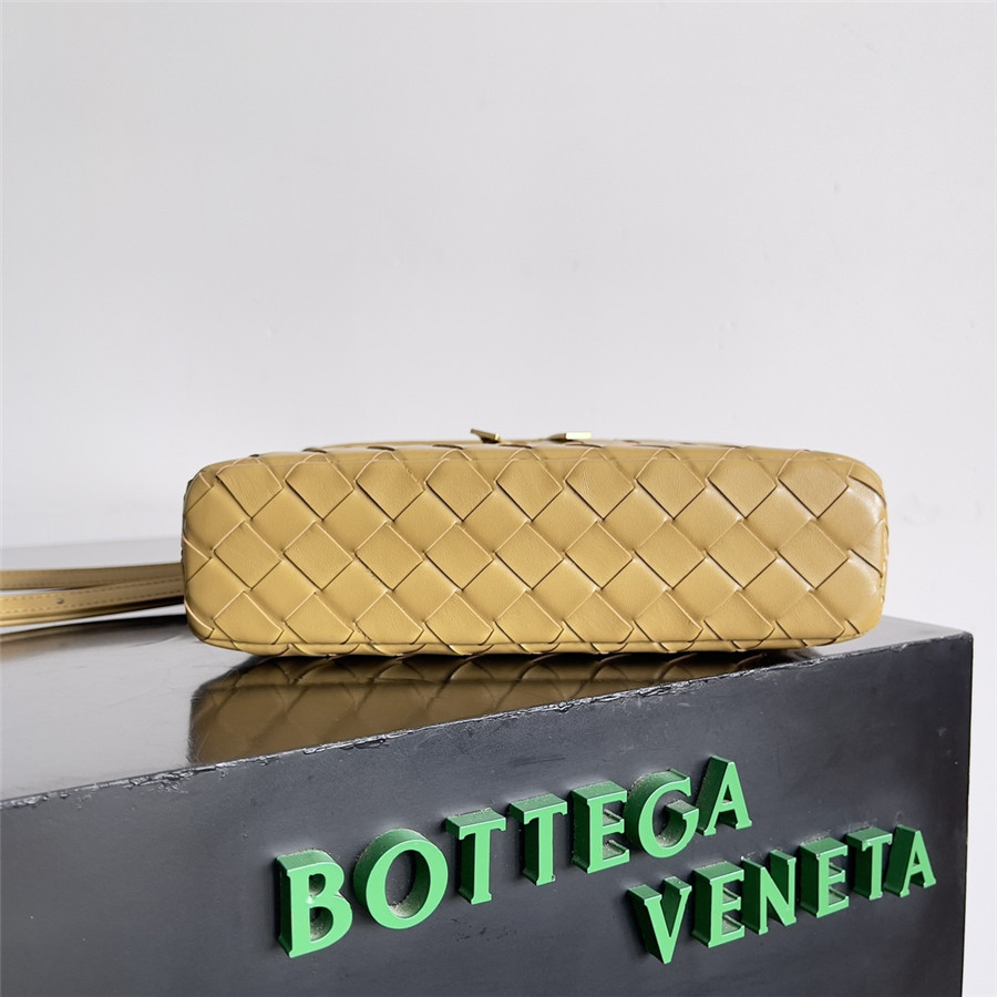 b0tt*ga Ven*ta woven zip crossbody bag