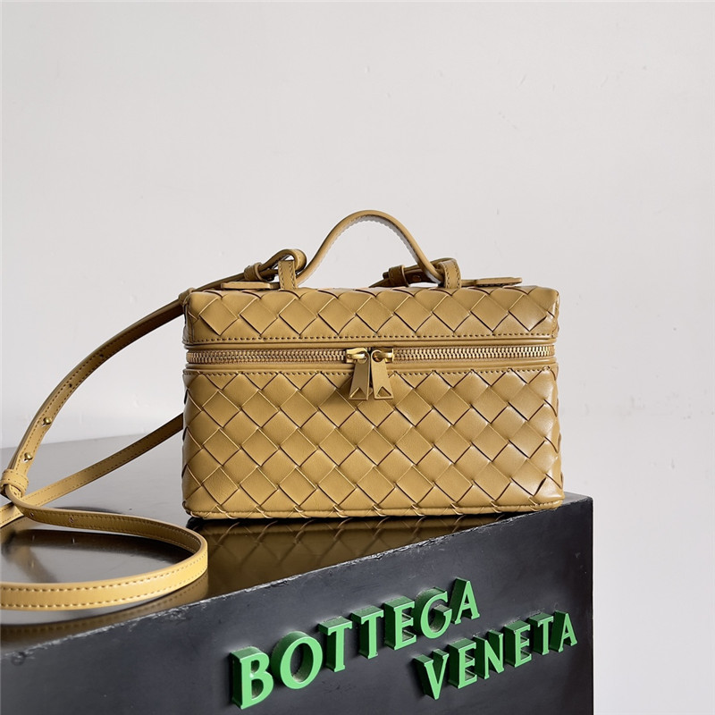 b0tt*ga Ven*ta woven zip crossbody bag
