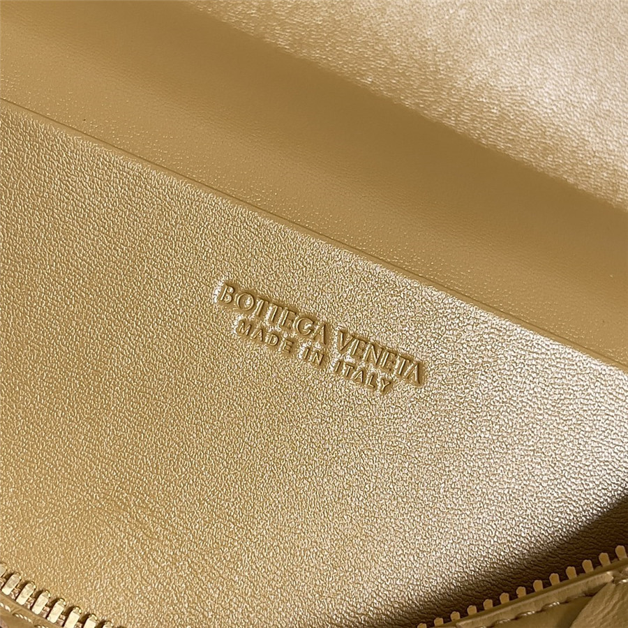 b0tt*ga Ven*ta woven zip crossbody bag