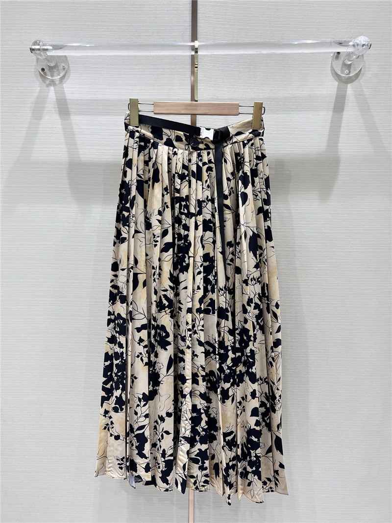 D10r pleated digital print long hem skirt