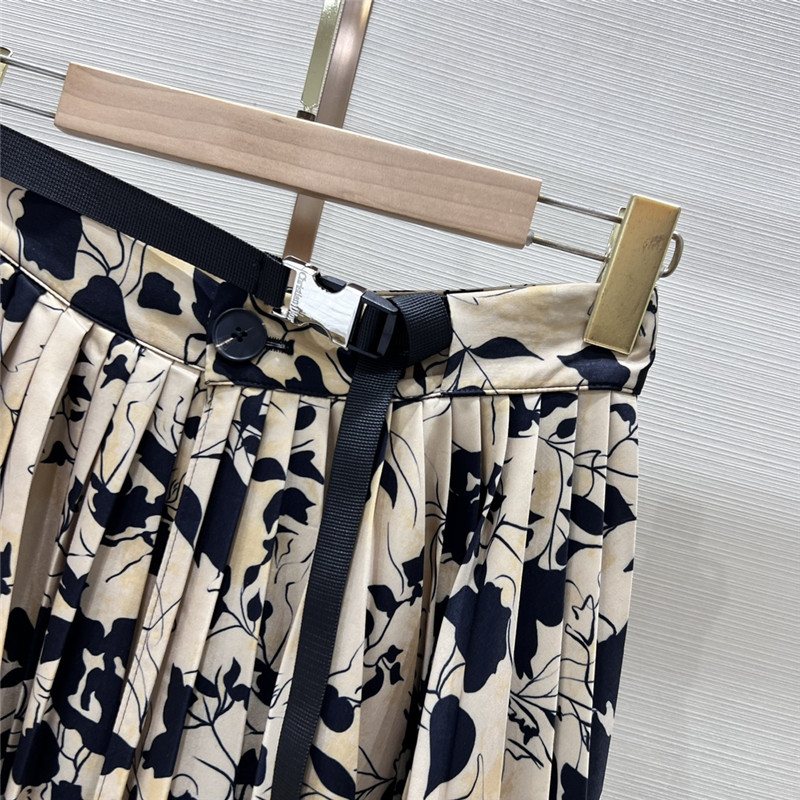 D10r pleated digital print long hem skirt