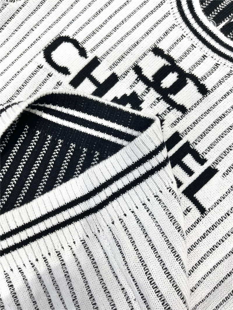 Ch**el vertical striped logo sweater white