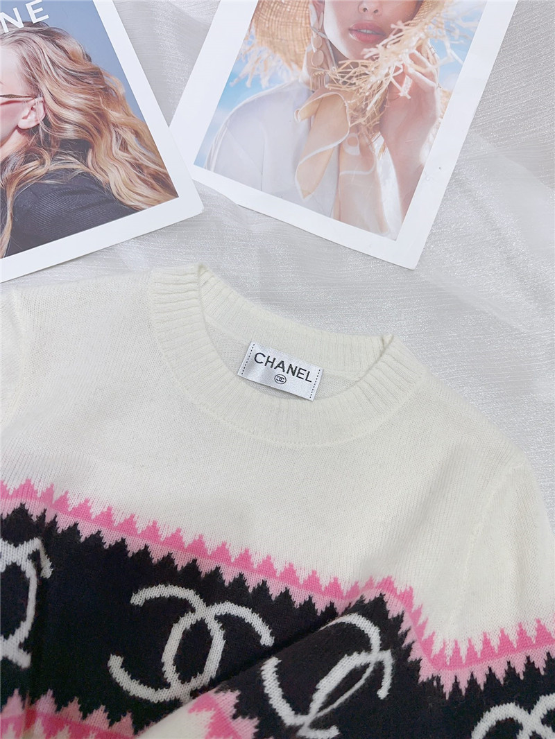 Ch**el logo cashmere sweater in elegant white