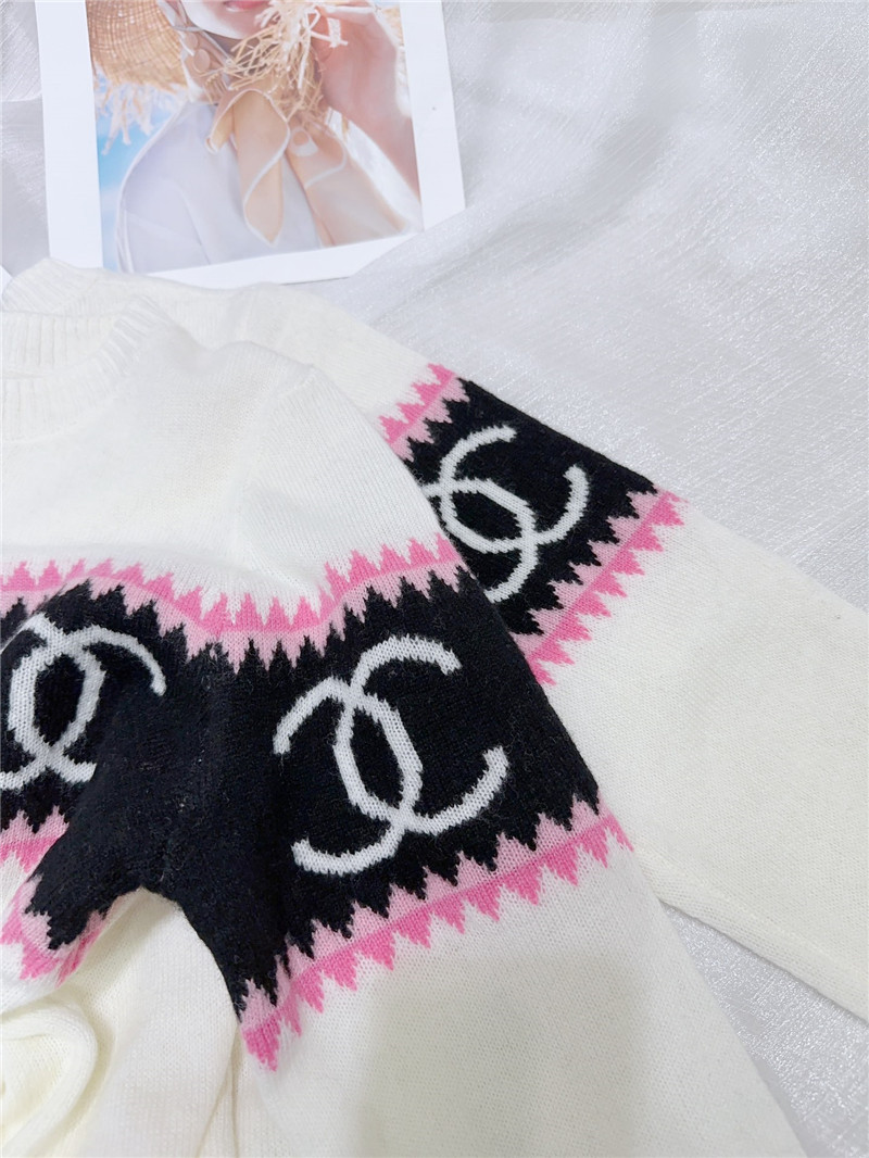 Ch**el logo cashmere sweater in elegant white