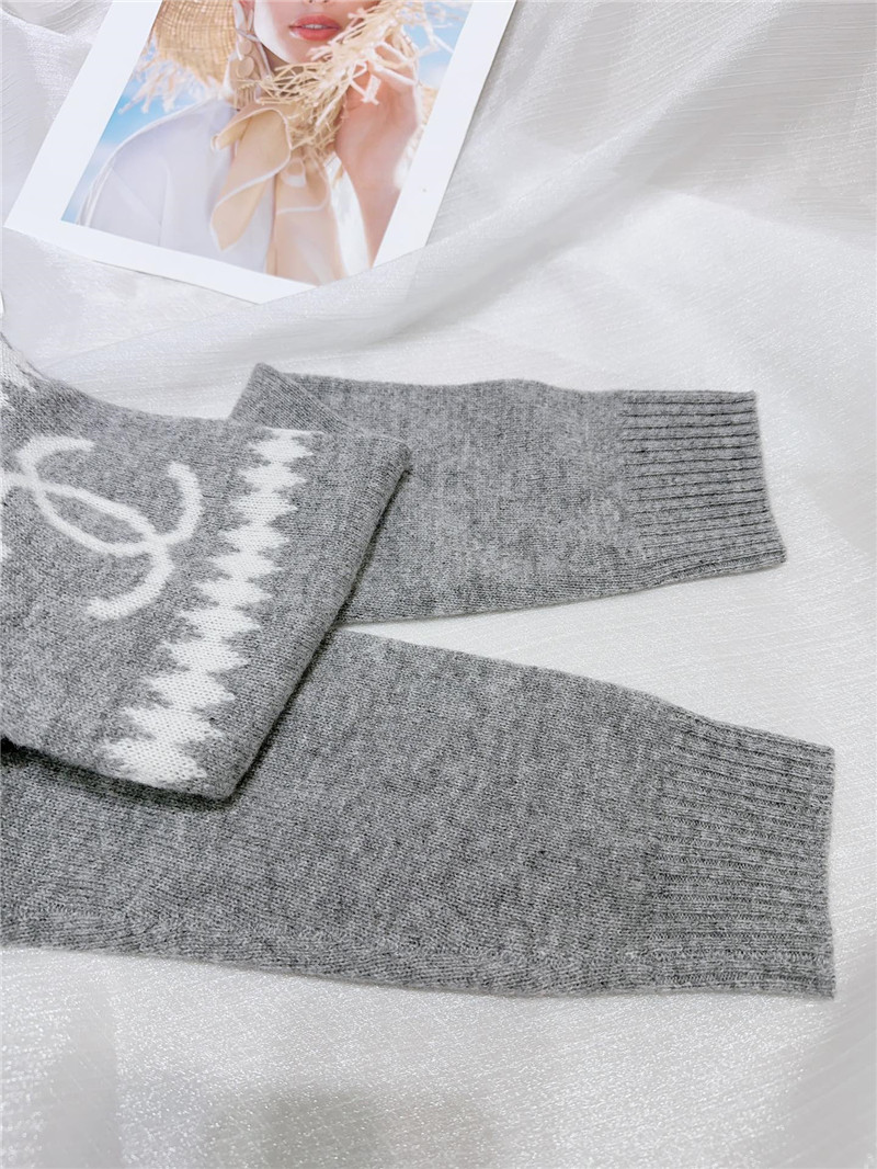 Ch**el logo cashmere sweater in elegant grey