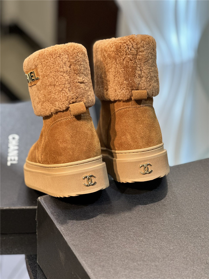 Ch**el brown suede snow boots