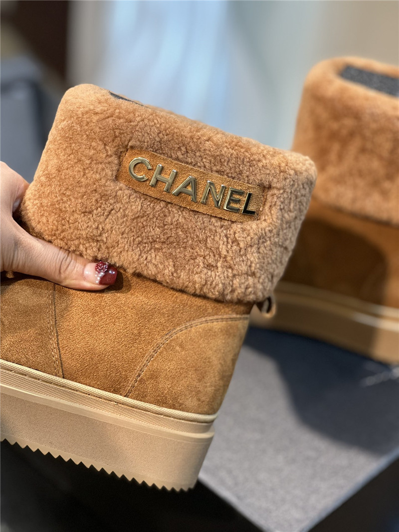 Ch**el brown suede snow boots