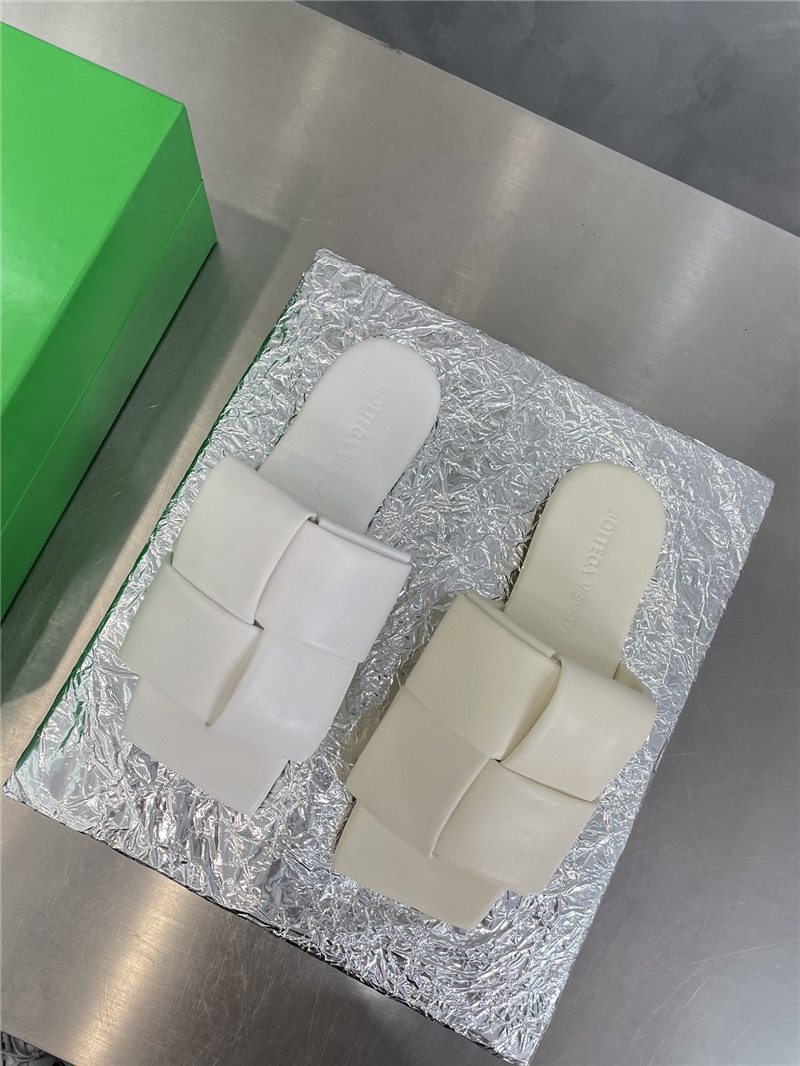 Bottega Veneta large windmill block drag