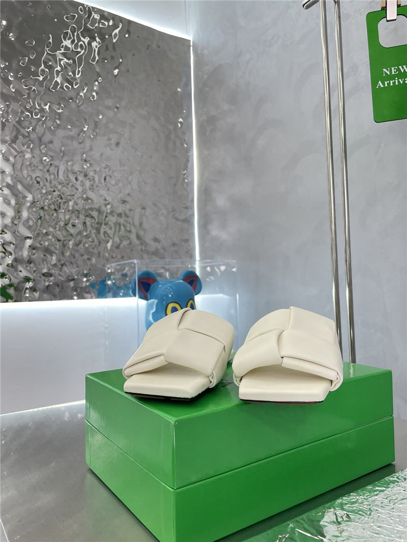 Bottega Veneta large windmill block drag