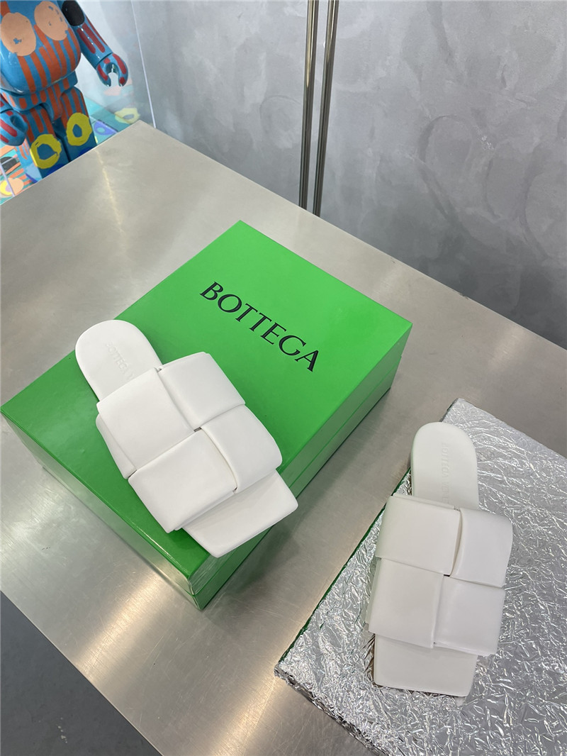 Bottega Veneta large windmill block drag