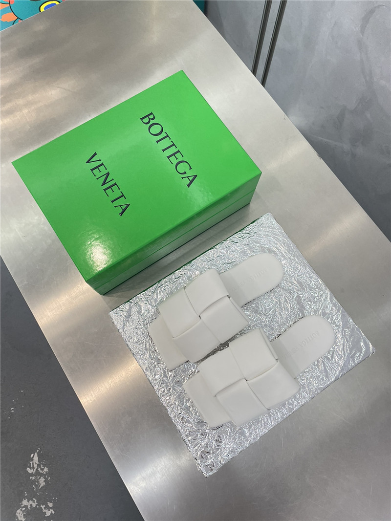 Bottega Veneta large windmill block drag