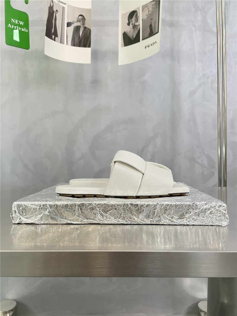 Bottega Veneta large windmill block drag