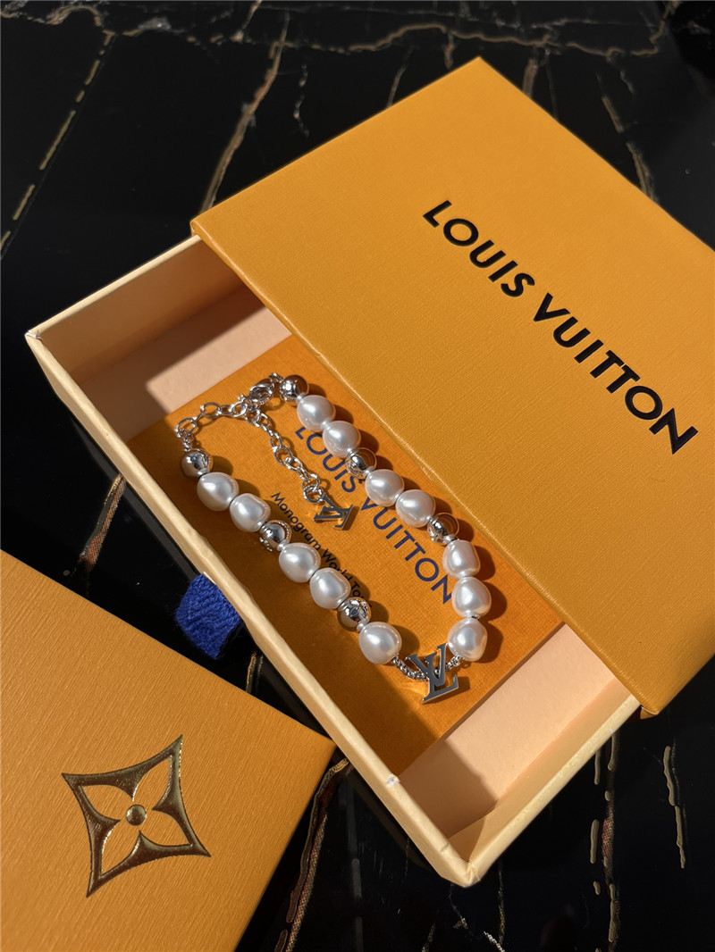 l0vis Vvtt0n lv pearl bracelet