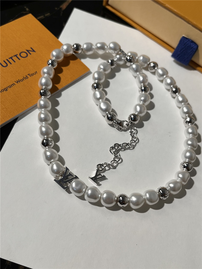 l0vis Vvtt0n lv logo pearl bracelet