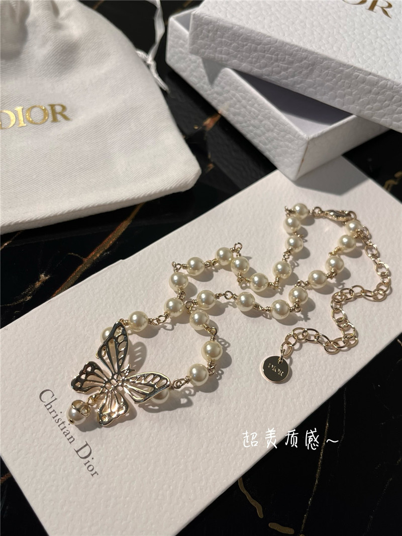 D10r cd pearl butterfly necklace