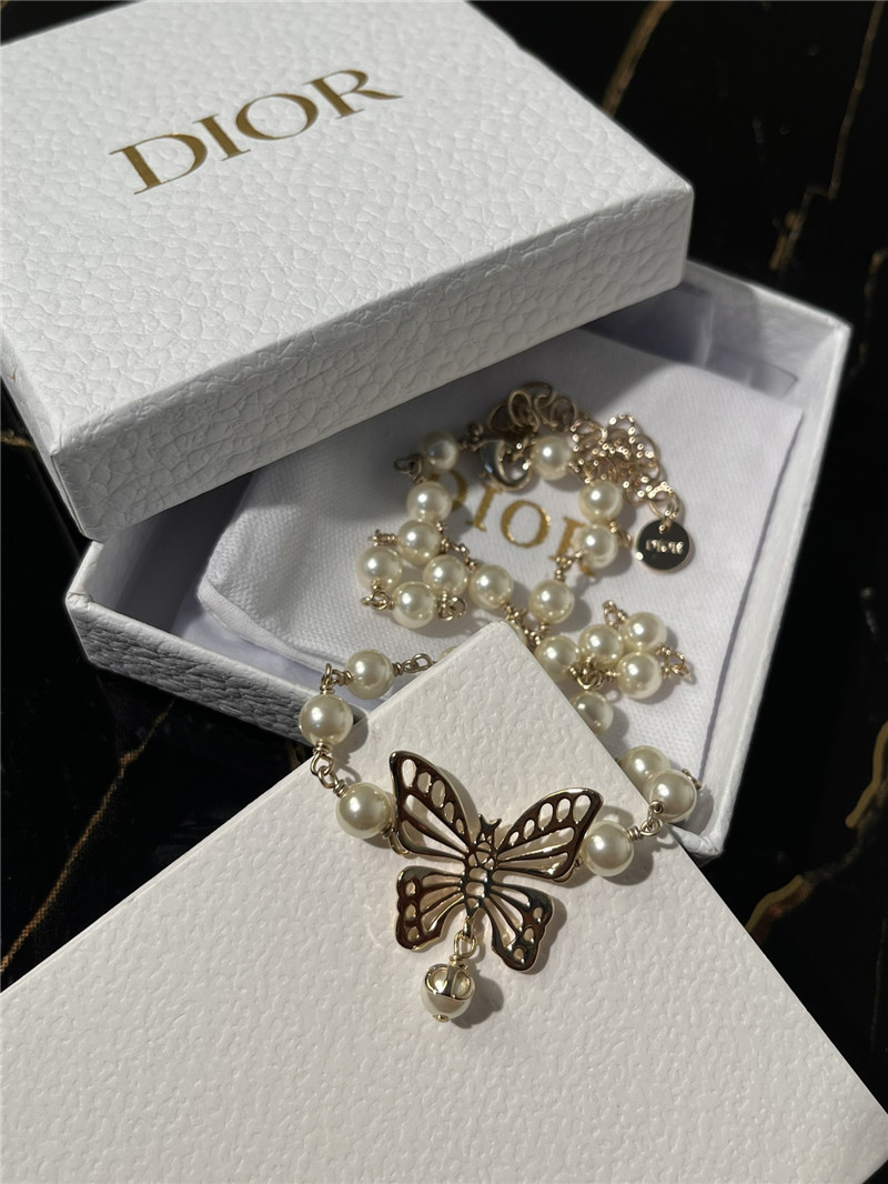 D10r cd pearl butterfly necklace