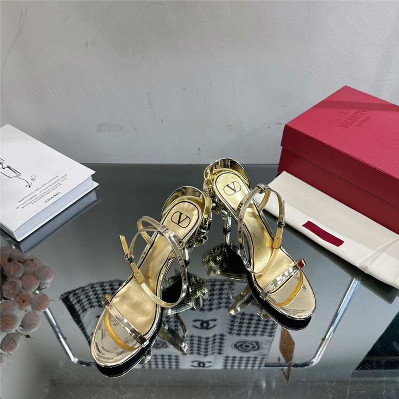 Va1e*ntin0 lacquered flower embellished high heel sandals