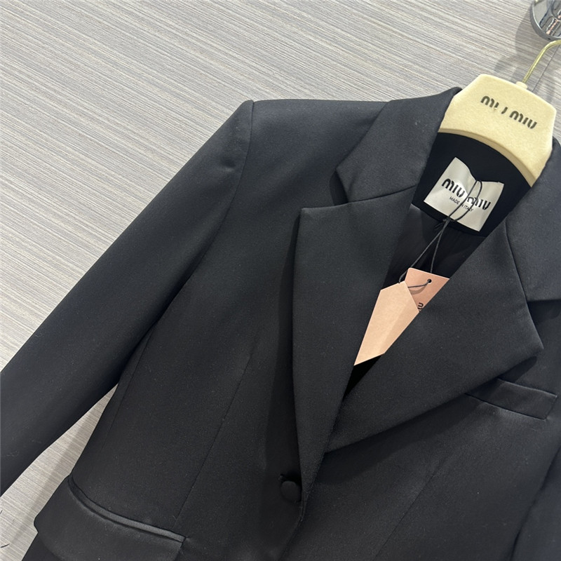 prada lady style feather haute couture suit