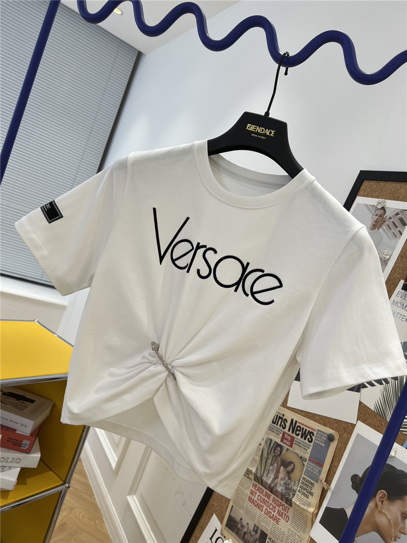Versace new embroidered pin T-shirt