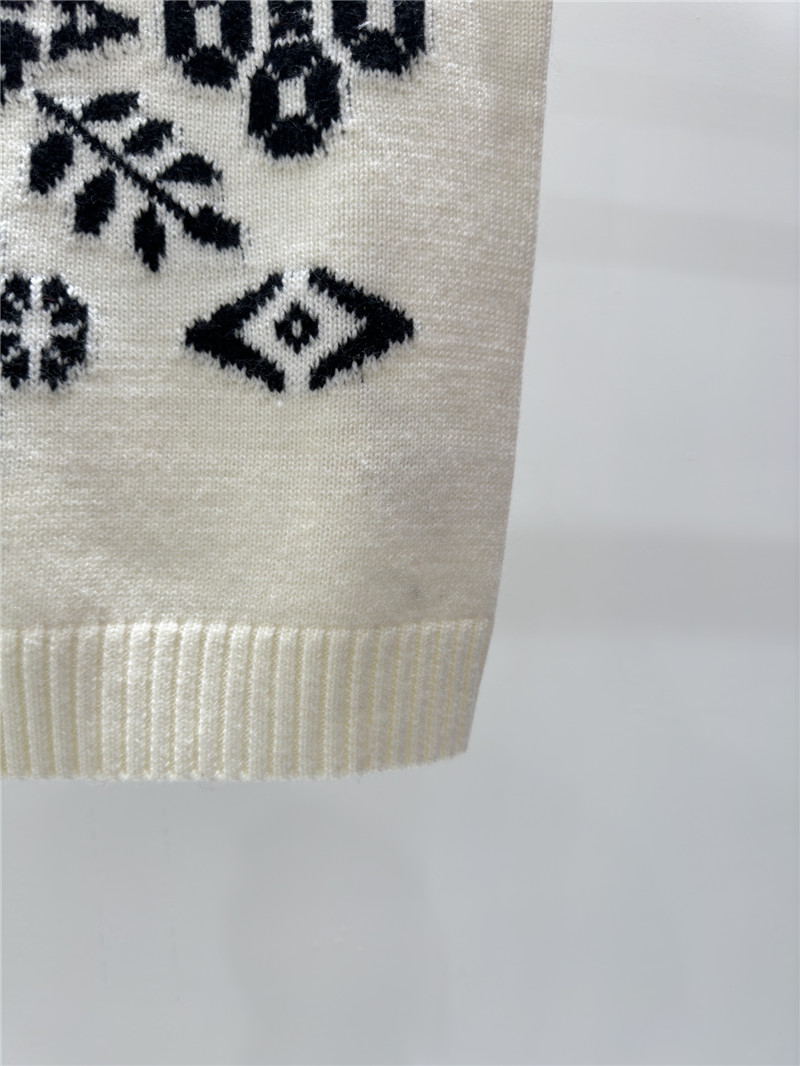 L0ew* jacquard knit turtleneck vest white