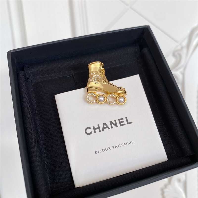 Chanel roller skates coco brooch