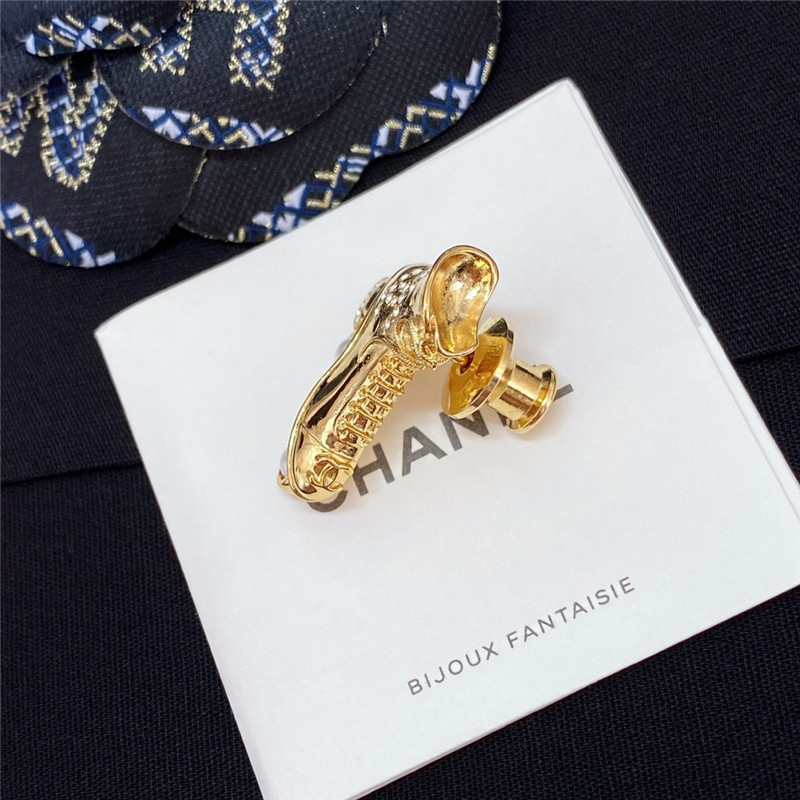 Chanel roller skates coco brooch