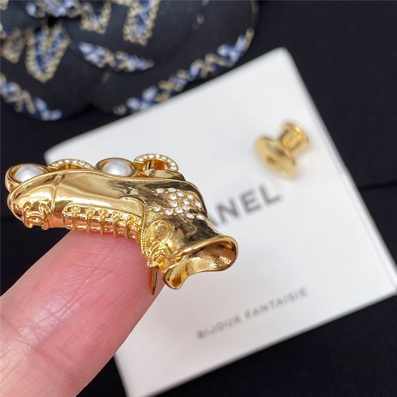 Chanel roller skates coco brooch