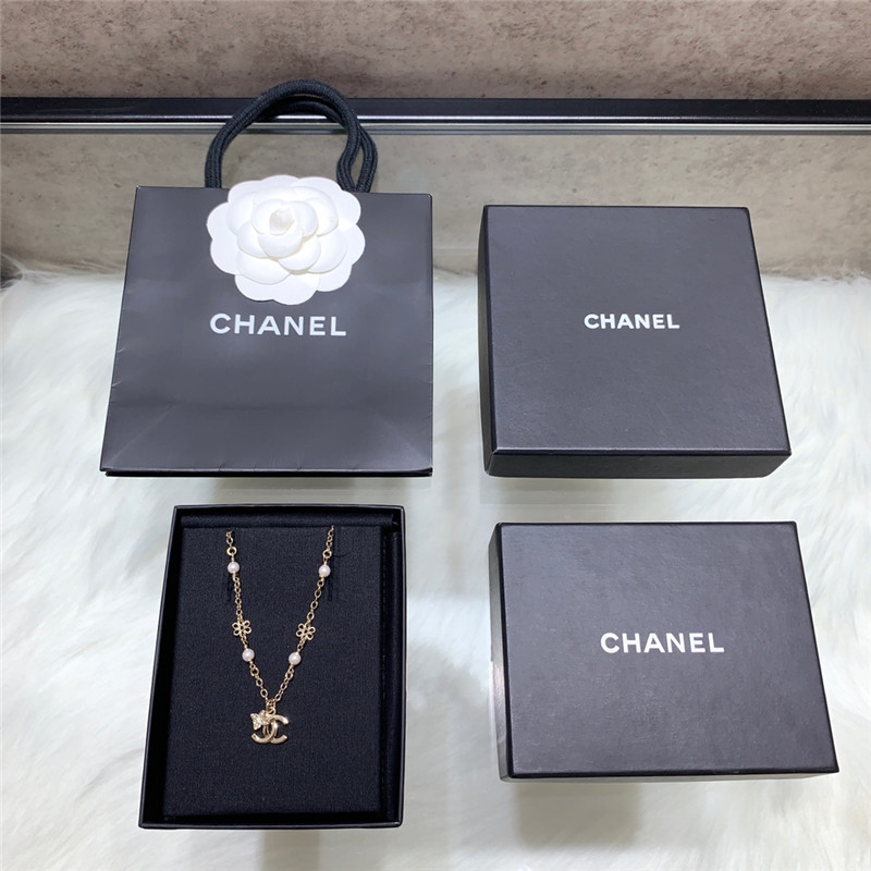 Ch**el pearl flower logo necklace