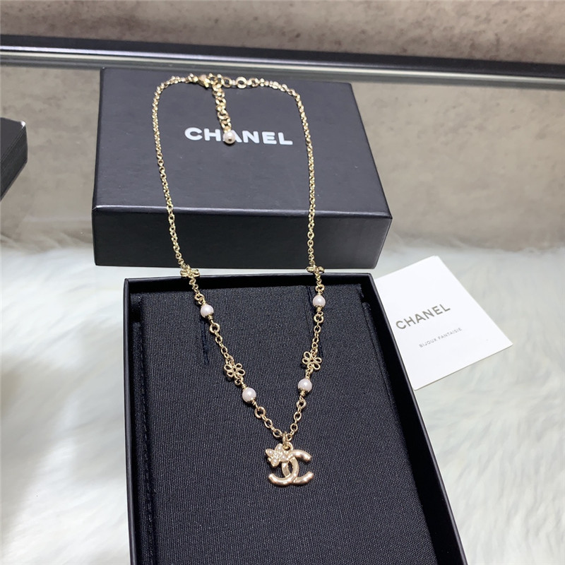 Ch**el pearl flower logo necklace
